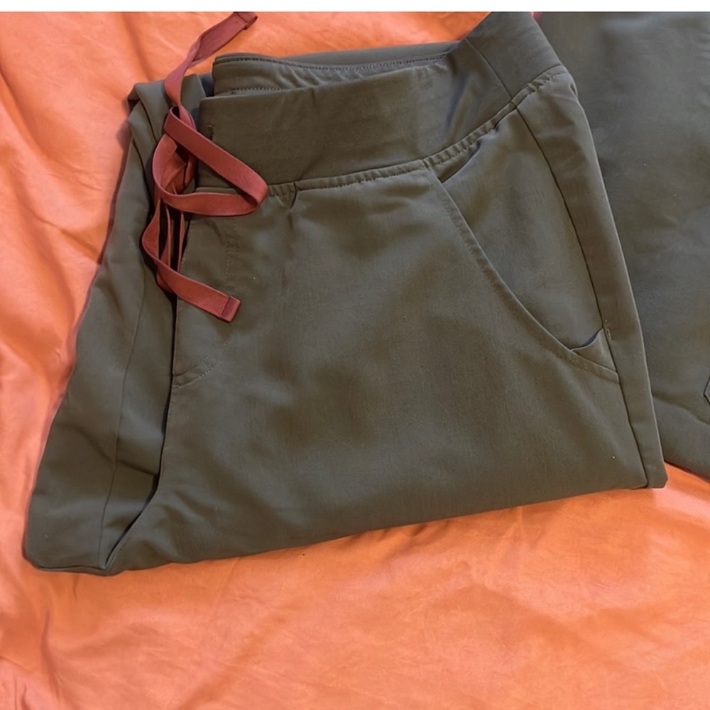 FIGS Zamora pants in bonsai